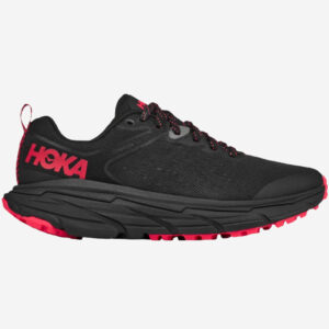 hoka one one challenger 6 löparsko med gore-tex för dam i svart färg med röda detaljer.