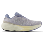 Ljuslila New Balance Fresh Foam X 880 v15 X-Wide l&ouml;parsko f&ouml;r dam sedd fr&aring;n utsidan.