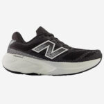 New Balance Fresh Foam X v15 är en svart vit löparsko för herr.