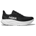 Svart och Vit HOKA Arahi 8 WIDE l&ouml;parsko f&ouml;r dam sedd fr&aring;n utsidan.